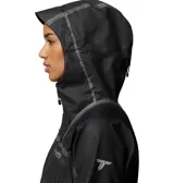 Campera impermeable de mujer Columbia modelo Whistler Peak Shell OutDry, en color negro con detalles reflectantes y costuras selladas. Cuenta con capucha ajustable, cremalleras frontales y laterales de poliuretano, y aberturas de ventilación.