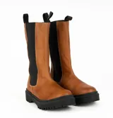 Bota de caña media estilo chelsea, confeccionada en cuero vacuno encerado color terracota. Presenta paneles elásticos laterales en color negro, costuras a la vista y suela chunky de goma negra con plataforma.