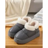 Pantuflas botitas color tostado con diseño acolchado y plataforma, forradas con corderito sintético blanco en el interior y el cuello. Cuentan con una pequeña etiqueta decorativa en el lateral.