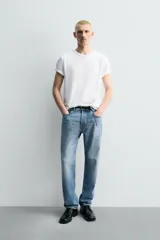 Camiseta de algodón gris jaspeado, de corte regular, con cuello redondo y manga corta.