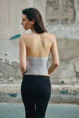 Top de tejido elástico con diseño de bandas horizontales, cuello halter y profundo escote en V.