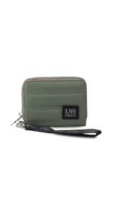 Billetera corta de diseño capitoneado con cierre perimetral y solapa frontal. Cuenta con compartimentos internos para tarjetas y billetes, e incluye una correa de mano desmontable.