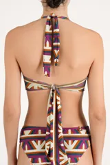 Top de bikini estilo halter con estampado geométrico multicolor en tonos bordó, verde, tostado y blanco, y detalle de argolla central.