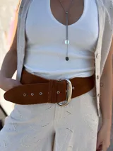 Faja ancha de cuero color marrón con hebilla plateada y ojales metálicos.