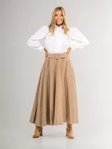 Falda larga marrón con diseño tableado y cinturón con hebilla forrada.