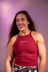 Musculosa deportiva de lycra color borgoña con estampado del logo de la marca en blanco.