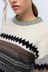 Sweater de lana merino color crudo con diseño geométrico, cuello redondo con detalle de color verde y lentejuelas delicadas.