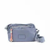 Bandolera celeste de tela impermeable con correa regulable, cierre superior y bolsillo frontal con cierre.