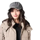 Gorro tipo cap con visera curva, confeccionado en tela gris con estampado animal print de leopardo y detalles de desgaste en el borde de la visera.