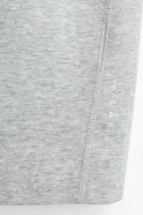 Buzo deportivo sin mangas color gris melange, con capucha ajustable mediante cordones y corte regular.