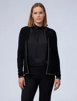 Cardigan tejido negro con ribete de cadena dorada.