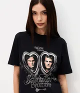 Remera de algodón color negro, con cuello redondo, manga corta y estampa frontal de los Salvatore Brothers de The Vampire Diaries.