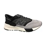 Championes urbanos New Balance modelo 997, con diseño en tonos gris, negro y blanco. Presentan una combinación de materiales en gamuza y malla, con el logo 'N' característico en los laterales y entresuela con tecnología de amortiguación.