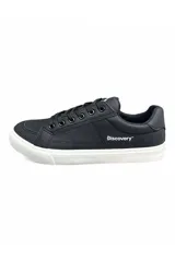 Championes deportivos Discovery modelo Casual Expedition, de color azul con cordones negros, suela blanca y detalles de la marca en el lateral.