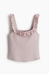 Musculosa corta de ajuste entallado en punto acanalado, color rosado pálido. Presenta escote cuadrado con un ribete de volado fruncido que se extiende sobre los breteles.