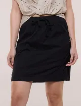 Falda skort negra de corte recto y largo mini, con cintura elastizada, cordón ajustable y short interno. Cuenta con bolsillos delanteros curvos con remaches y bolsillos plaqués en la parte posterior.