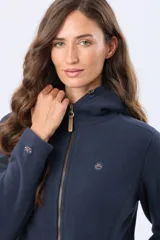 Campera de polar azul con cierre frontal, capucha integrada y bolsillos laterales. Presenta un diseño entallado con logo bordado en el pecho.