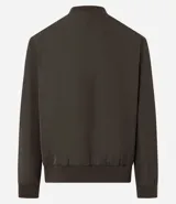 Campera bomber color beige, con cuello alto, cierre frontal con cremallera, bolsillos laterales y puños y cintura elastizados.