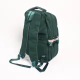 Mochila escolar de color verde oscuro con detalles en beige. Cuenta con múltiples compartimentos con cierre, correas ajustables con hebillas plásticas y un bolsillo frontal con solapa. Incluye logo de la marca Just Sport en el frente.