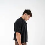 Remera de corte boxy fit, confeccionada en algodón, con diseño de cuello redondo y mangas cortas. Presenta un estampado en serigrafía en la parte posterior.