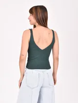 Musculosa de tejido acanalado color blanco hueso, con escote en V profundo y tirantes anchos.
