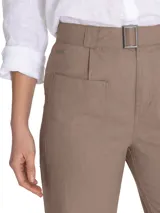 Pantalón de tiro alto y pierna recta, confeccionado en una mezcla de algodón y lino. Presenta bolsillos frontales estilo carpintero y una cintura con cinturón integrado con hebilla metálica.