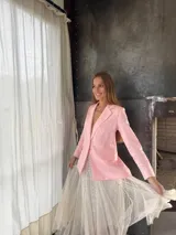 Blazer sastrero de lino color rosado, con solapas de muesca, cierre frontal con un botón forrado y bolsillos con solapa en los laterales.
