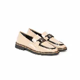 Mocasines de cuero vacuno en color arena, con ribete y detalle de cadena eslabonada en negro sobre el empeine. Poseen suela baja y tacón sutil.