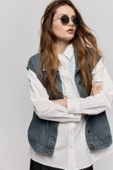 Camisa de algodón blanca de calce relajado, con cuello clásico, mangas largas y cierre frontal con botones.