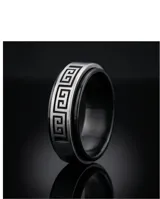Anillo de acero inoxidable con acabado en esmalte negro y diseño grabado de guarda griega en relieve.