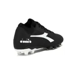 Championes de fútbol Diadora Striker MD, color negro con logo blanco y suela con tapones plateados.