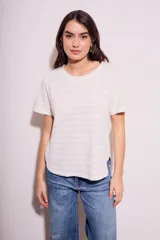 Remera blanca de manga corta con cuello redondo y textura de líneas horizontales con perforaciones.