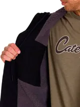 Chaqueta negra con cierre frontal, capucha forrada en sherpa gris y diseño de corte recto. Cuenta con bolsillos laterales y un bolsillo vertical en el pecho.