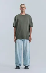 Remerón de algodón premium americano color verde militar, con corte extra oversize, hombros caídos y cuello redondo.