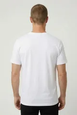 Remera verde militar de manga corta y cuello redondo, con estampa frontal en negro de palmeras y una camioneta combi junto al mar.