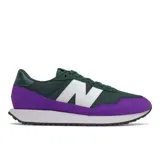 Championes New Balance 237, color verde oscuro con detalles en violeta y logo "N" en blanco.