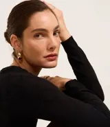 Suéter de punto color marrón, con cuello redondo, manga larga y textura geométrica de losângos.