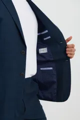 Saco azul oscuro con solapa de muesca, cierre de dos botones, dos bolsillos delanteros con solapa y un bolsillo en el pecho. Corte clásico.