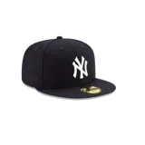 Gorro New Era 59Fifty de los New York Yankees, color negro con logo bordado en blanco.
