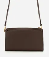 Cartera transversal Satinato de tamaño pequeño, color marrón, confeccionada en PU con cierre de cremallera y herrajes dorados. Incluye correa larga ajustable y detalle de tira colgante en el cierre.