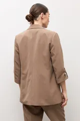 Blazer recto color topo de manga larga con solapas clásicas y bolsillos con solapa en el frente.
