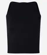 Musculosa negra sin mangas, confeccionada en microfibra, con cuello halter y espalda descubierta.