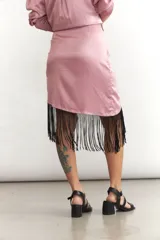 Minifalda cruzada color turquesa de seda con flecos negros en el borde.