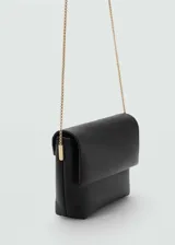 Bolso tipo pochette de efecto piel en color negro, con cierre de solapa y botón magnético. Incluye una fina cadena dorada como asa bandolera.