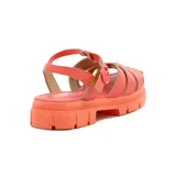 Sandalias bajas Moleca color salmón, con diseño de tiras entrecruzadas y suela track.