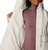 Chaqueta impermeable Columbia modelo Sweet Creek II Lined, color beige claro, con capucha, cierre frontal, cintura ajustable con cordón y bolsillos frontales. Cuenta con forro polar interior y tecnología Omni-Tech para mayor protección contra la humedad.