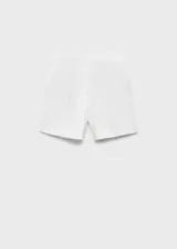 Short de lino color blanco, de tiro medio y diseño recto con bolsillos laterales.