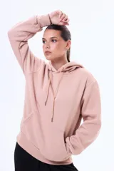 Buzo tipo canguro de felpa color marrón, con capucha ajustable mediante cordones y bolsillo frontal tipo canguro.