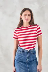 Remera de viscosa con elastano, a rayas horizontales rojas y blancas, de corte ajustado.