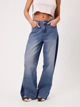 Jeans wide leg de tiro medio con diseño de pierna ancha, lavado azul claro en el frente y franjas laterales en tono azul oscuro contrastante. Confeccionado en algodón.
